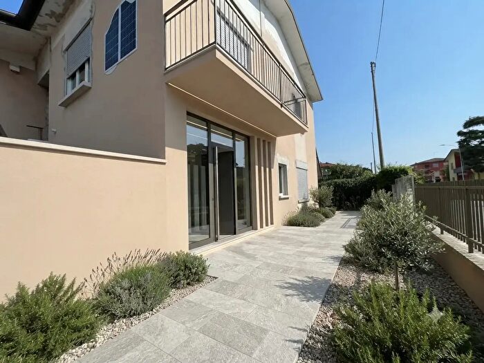 Appartamento con 5 locali in vendita in Viale Roma, Torri Di Quartesolo