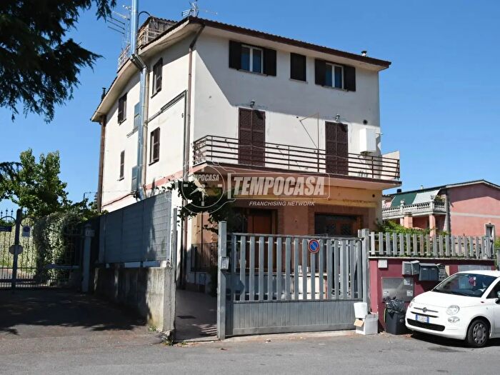 Appartamento trilocale in vendita in Via del Fosso di SantAndrea a, Roma