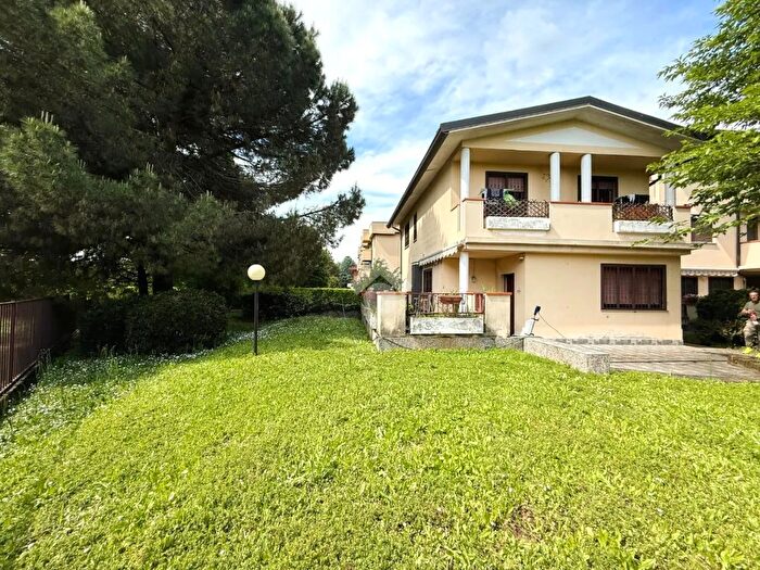 Appartamento quadrilocale in vendita in Via Ugo Foscolo, Usmate Velate