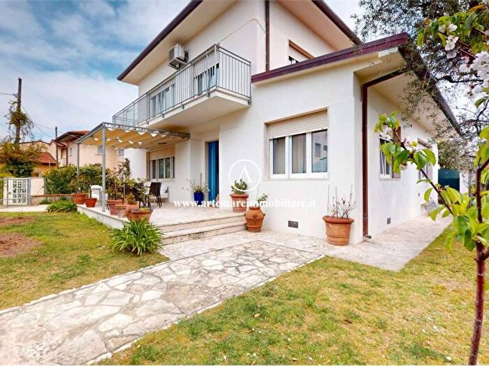 Casa con 6 locali in affitto in via Piave, Centro, Forte dei Marmi