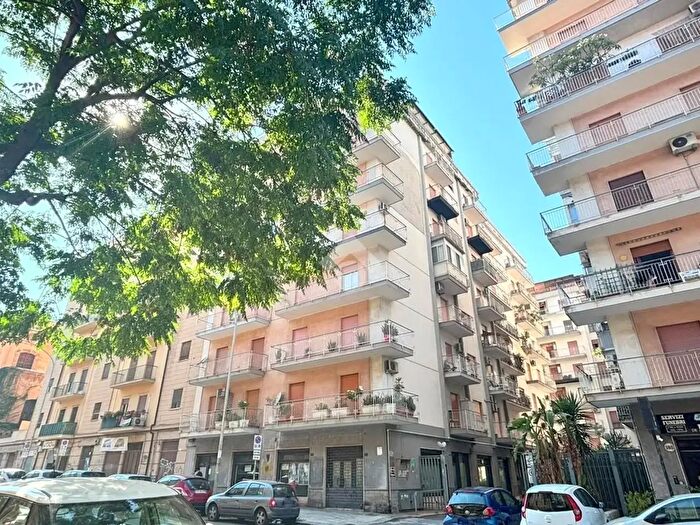Appartamento quadrilocale in vendita in Largo Calatafimi, Palermo