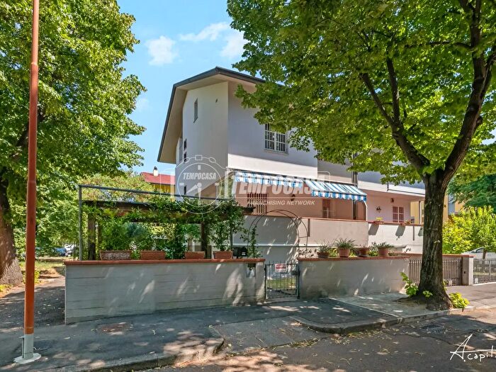 Casa con 6 locali in vendita in Via Strabatenza, Cesena