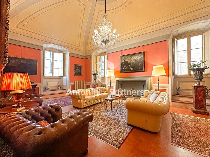 Appartamento con 9 locali in vendita in Via della Valle Inferiore, Todi