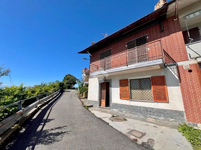Casa con 6 locali in vendita in Via Gelsomino, Albugnano