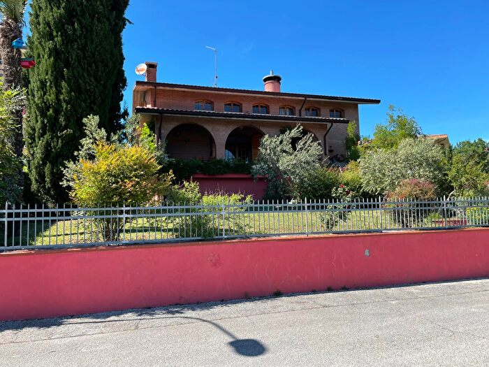 Casa con 15 locali in vendita in Via XXIV Maggio, Novafeltria