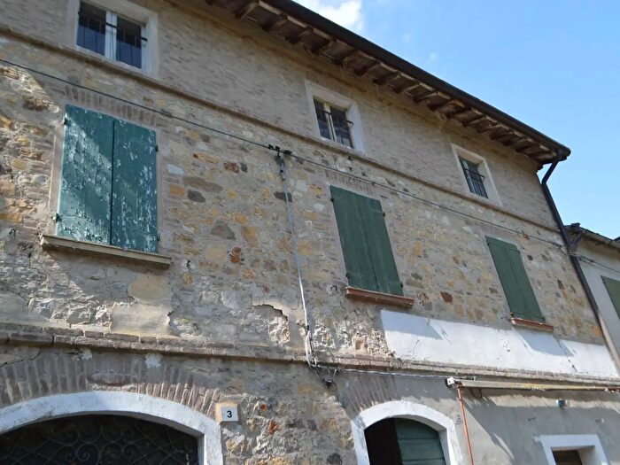 Casa con 12 locali in vendita in Viano