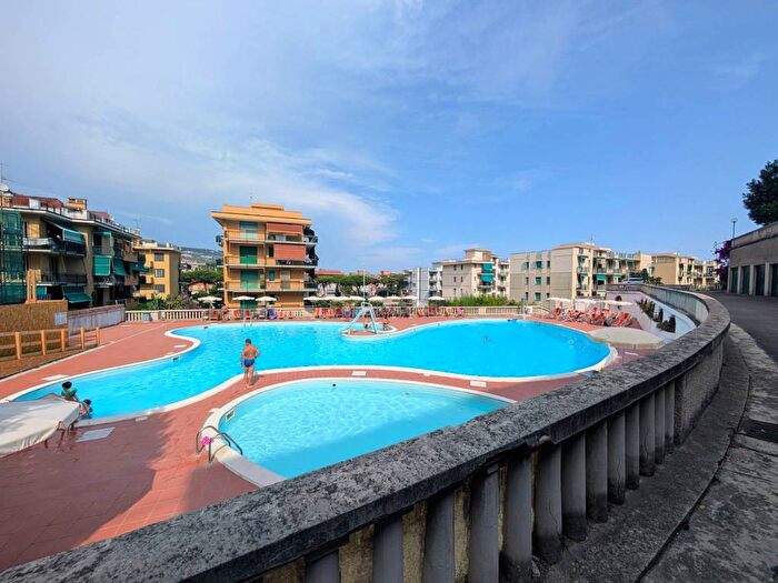 Appartamento con 5 locali in affitto in Via Francesco Crispi, Centro, Pietra Ligure