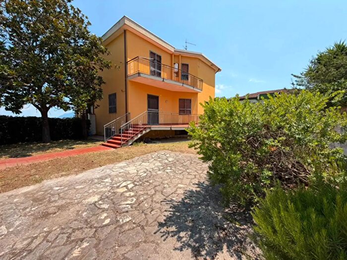 Appartamento quadrilocale in vendita in Via dei Garofani, Capaccio Paestum