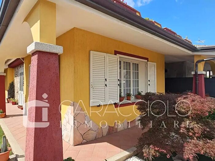 Casa con 8 locali in vendita in Olbia