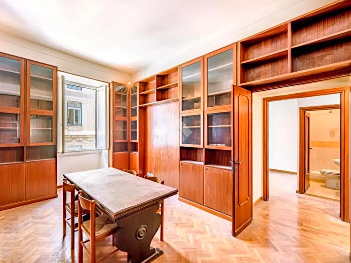 Appartamento trilocale in vendita in Via della Mercede, Roma