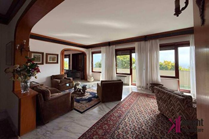 Appartamento con 6 locali in vendita in Via Francesco Petrarca, Napoli