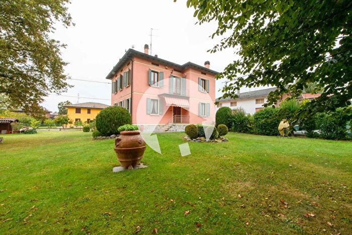 Casa con 8 locali in vendita in Via Palmiro Togliatti, San Polo DEnza