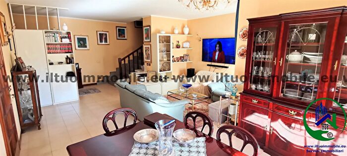 Casa con 9 locali in vendita in Latina