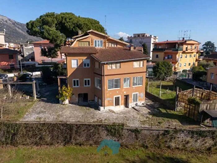 Casa con 6 locali in vendita in Largo Ugo Foscolo, Cave