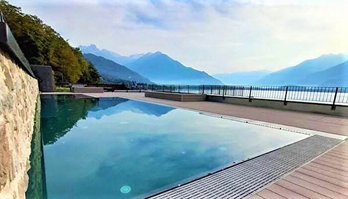 Appartamento con 7 locali in vendita in Via Regina, Gera Lario