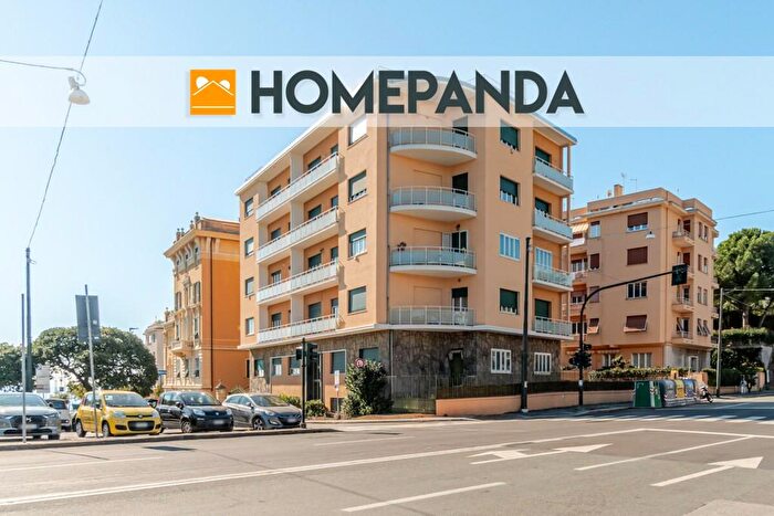 Appartamento con 9 locali in vendita in Viale Nazario Sauro, Genova