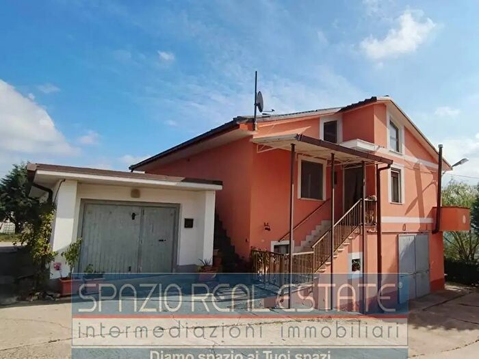 Casa quadrilocale in vendita in Santa Maria della Neve Arsita, Arsita