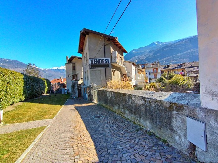 Casa con 9 locali in vendita in Vicolo Rigollet, Chatillon