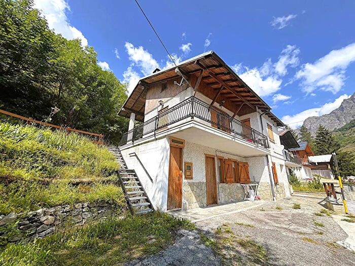 Casa con 10 locali in vendita in Via degli Alpini, Pietraporzio