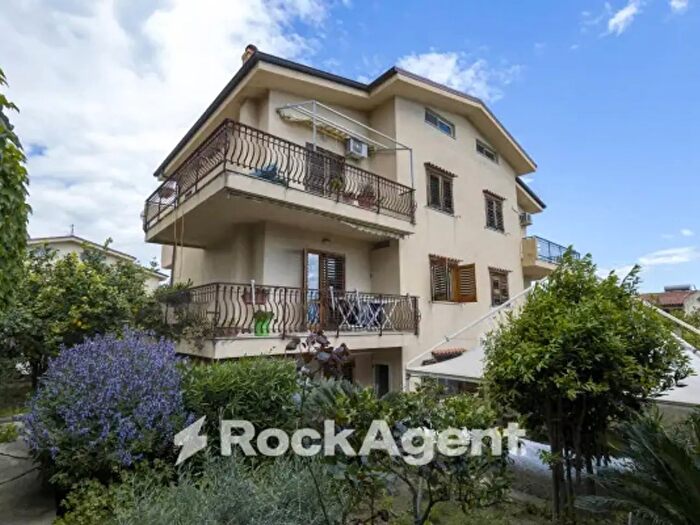 Casa con 6 locali in vendita in Via dei Tulipani, Soverato
