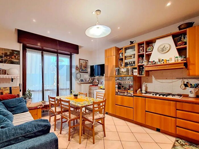 Appartamento trilocale in vendita in Via Carducci, Cairate