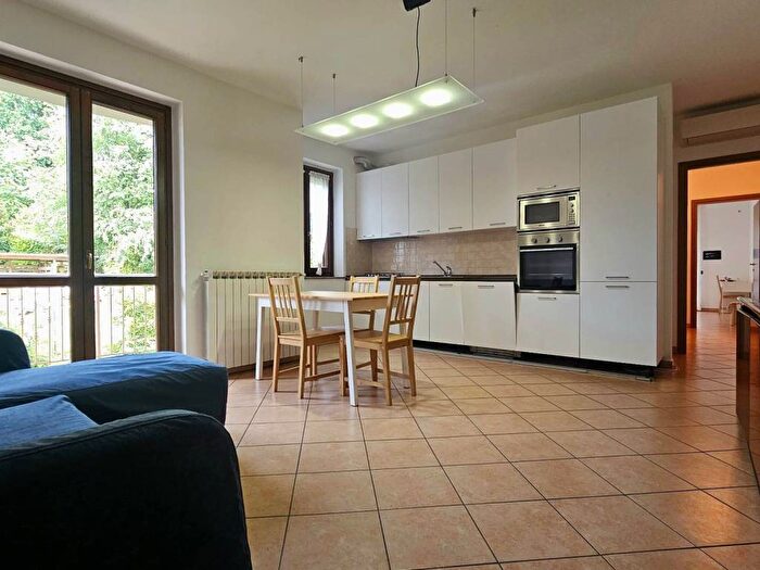 Appartamento trilocale in affitto in Cadrezzate con Osmate