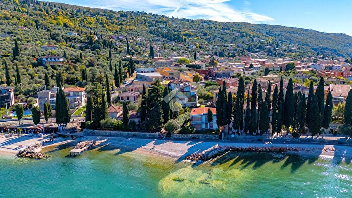 Appartamento trilocale in vendita in Via Gardesana, Torri Del Benaco