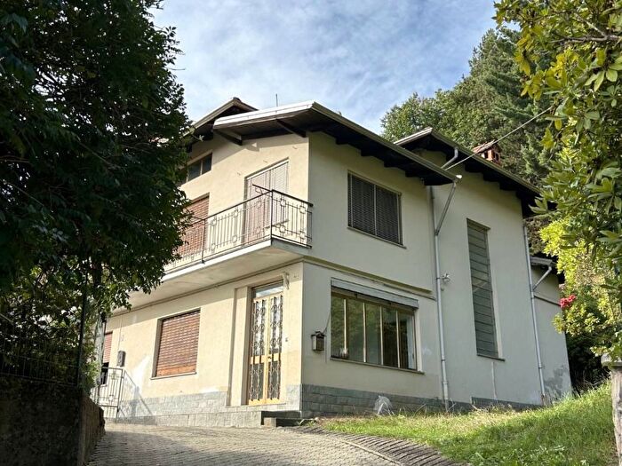 Casa quadrilocale in vendita in Frazione Sella, Valdilana