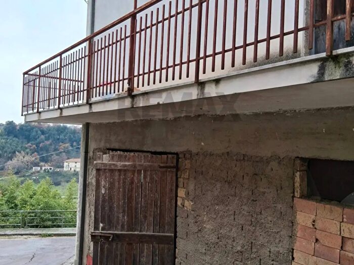 Casa con 6 locali in vendita in Arielli