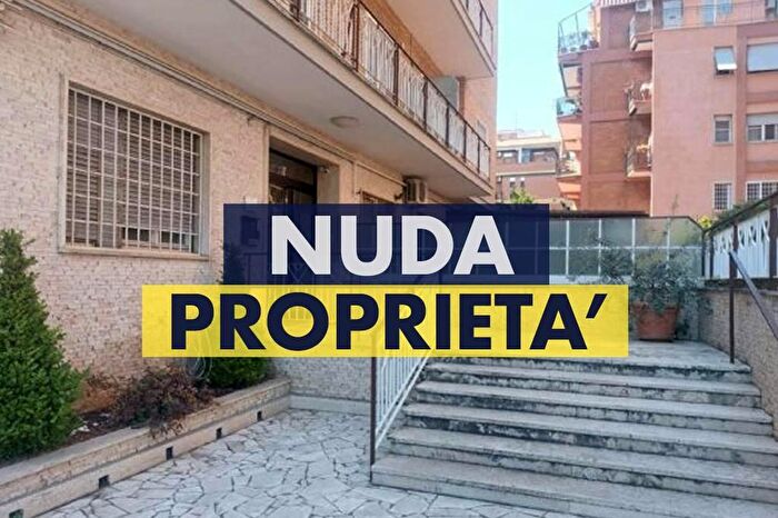 Appartamento trilocale in vendita in Via Emilio De Marchi, Roma