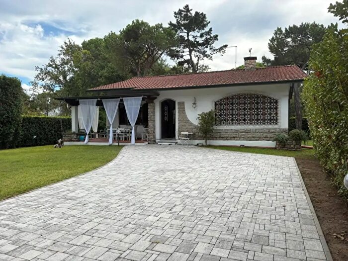 Casa con 6 locali in vendita in Massa