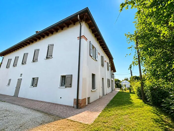 Casa con 6 locali in vendita in Modena