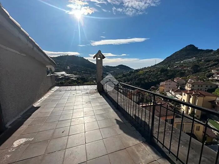 Appartamento con 5 locali in vendita in Via Poeta Biamonti, San Biagio Della Cima