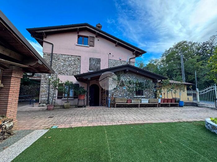 Casa quadrilocale in vendita in Via Monte Baldo, Lonato