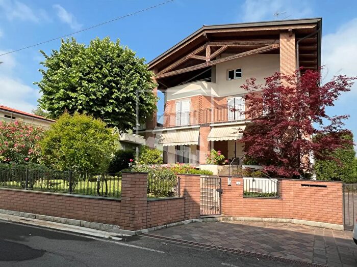 Casa con 11 locali in vendita in Via Pozzo Piola, Cavriago