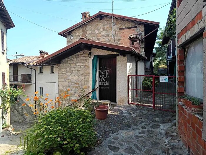 Casa con 10 locali in vendita in Varzi