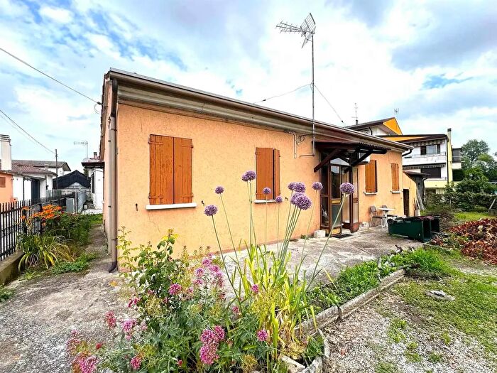 Casa con 6 locali in vendita in Via De Gasperi, Cona