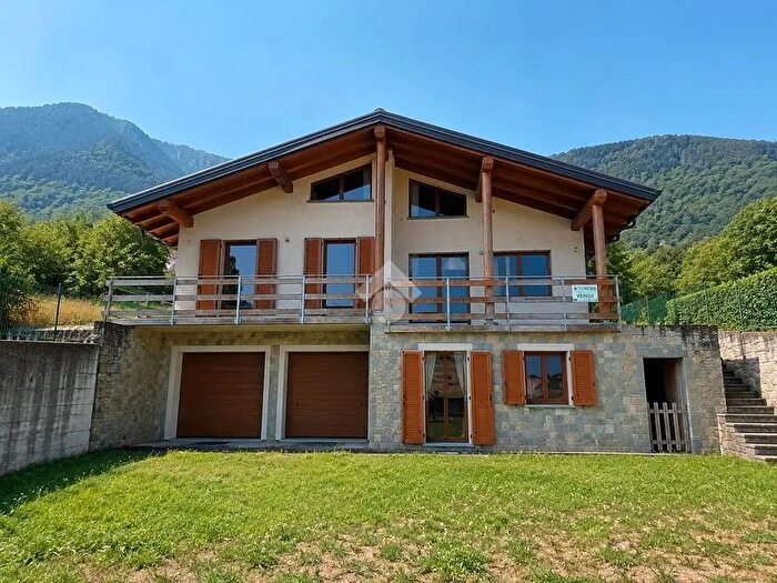 Casa con 12 locali in vendita in Via Corna in Piano, Colorina