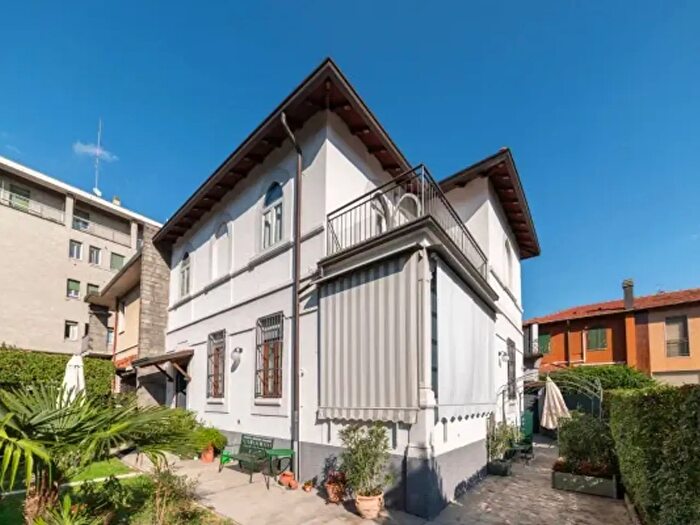 Casa trilocale in vendita in Via Veglia, Milano