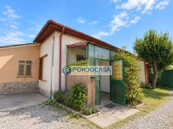 Casa bilocale in vendita in Via Romana, Massa