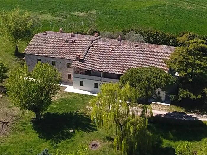 Casa con 20 locali in vendita in Via Loretto, Todi