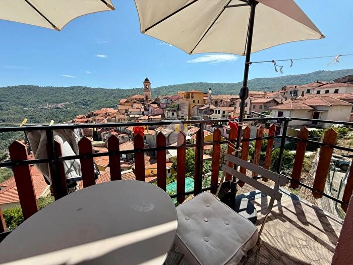 Appartamento quadrilocale in vendita in Piazza Papa Giovanni XXIII, Pietrabruna