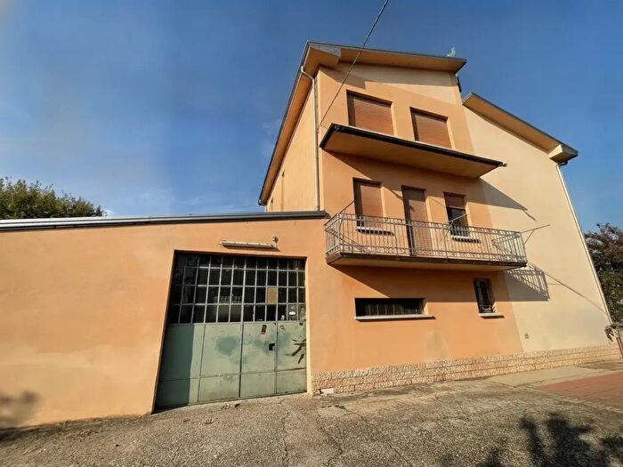 Casa con 7 locali in vendita in Suzzara
