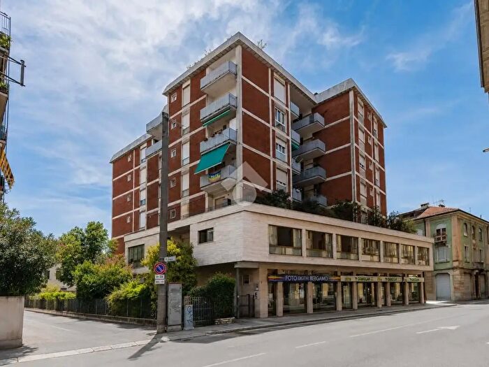 Appartamento quadrilocale in affitto in Via Ghislandi, Bergamo