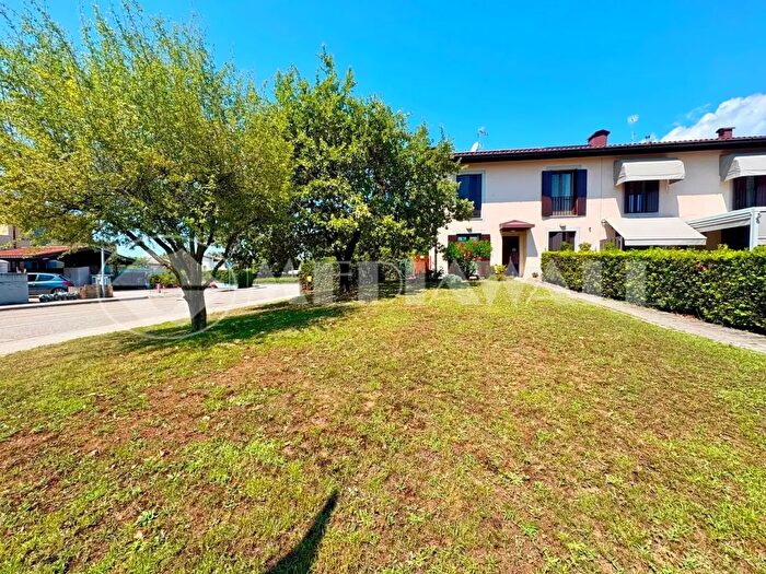 Casa con 11 locali in vendita in Via Martin Luther King, Roveredo In Piano