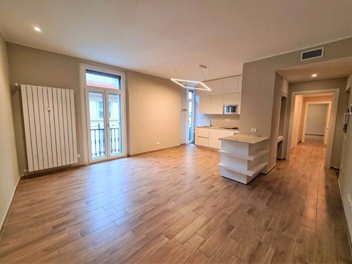 Appartamento trilocale in affitto in Via Giuseppe Parini, Porta Nuova, Milano