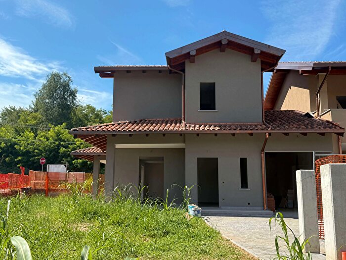 Casa quadrilocale in vendita in Via IV Novembre, Bogogno