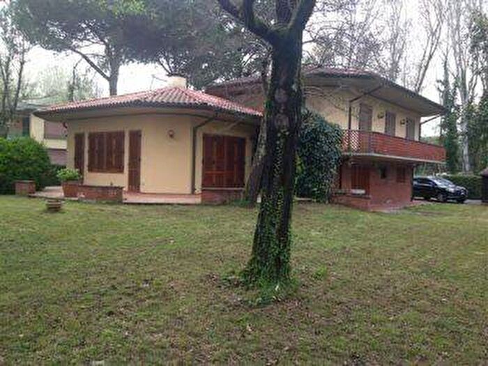 Casa con 6 locali in affitto in Via delle Macchie, Ronchi Poveromo, Massa
