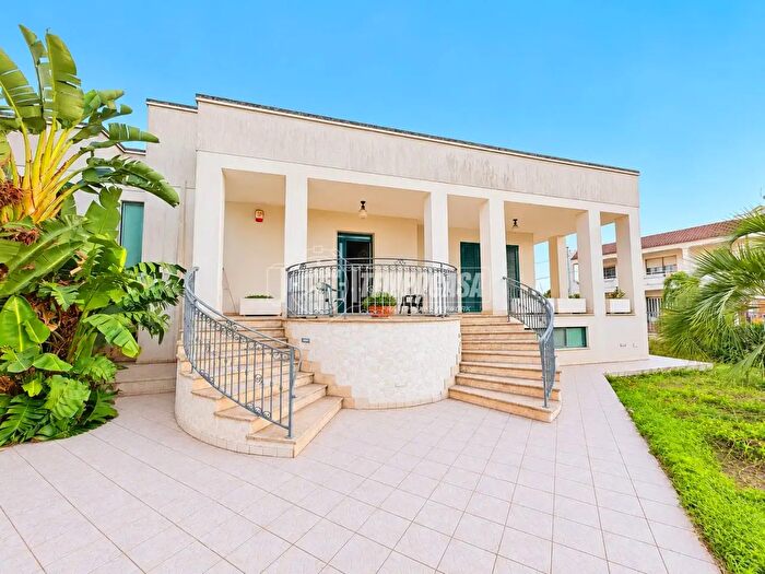 Casa con 8 locali in vendita in Via Giuseppe Mazzini, Carpignano Salentino
