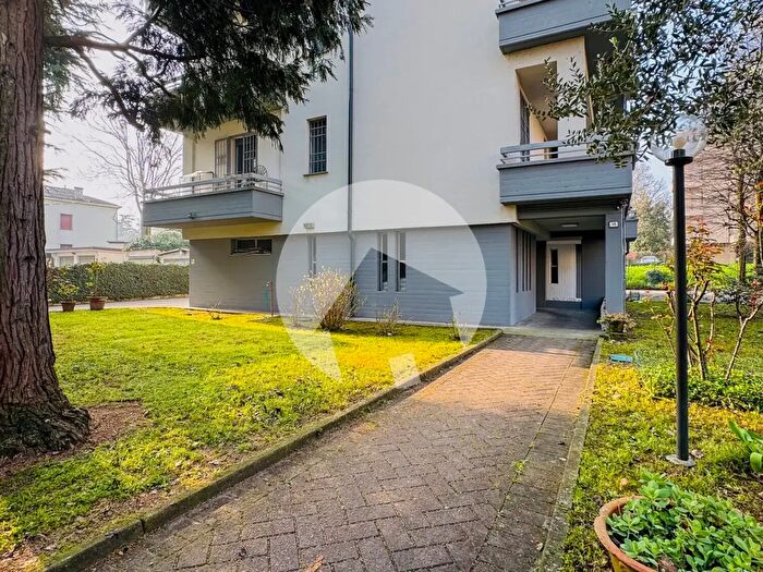 Appartamento con 6 locali in vendita in Via Rossena, Reggio Emilia